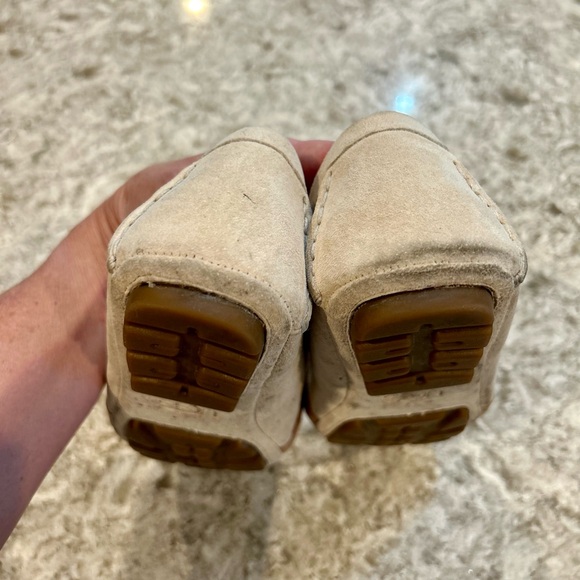 SZ 8 UGG Aven cream suede driving loafers - Picture 6 of 9